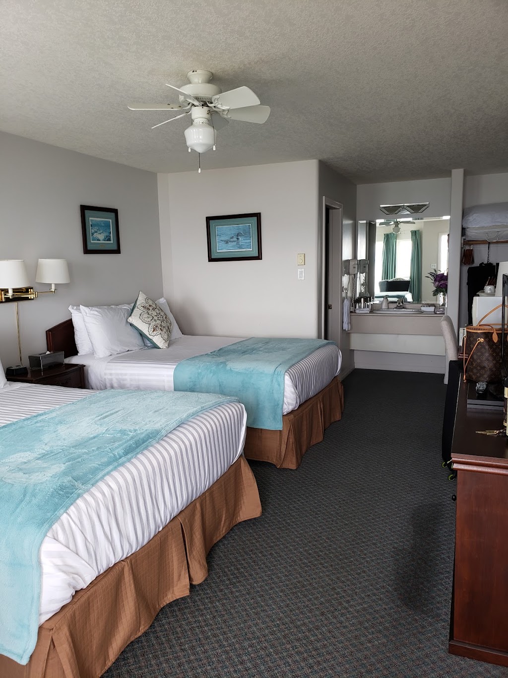 Casa Grande Inn | 3080 Island Hwy W, Qualicum Beach, BC V9K 2C5, Canada | Phone: (250) 752-4400