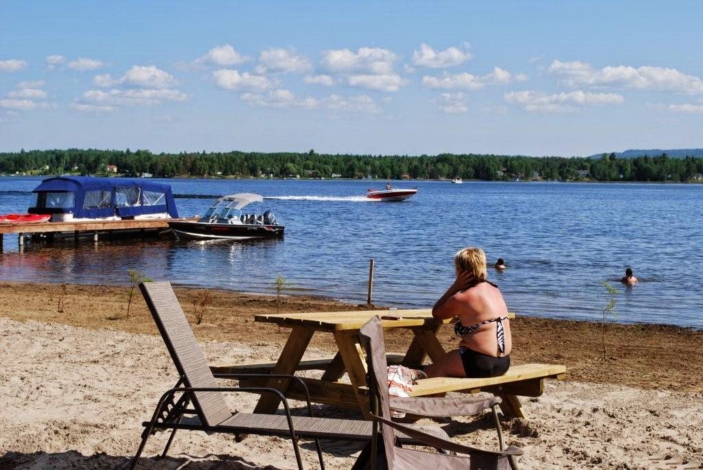 Les Chalets Baie Cascouia and The House At The Lake | 515 Chem. Champigny, Larouche, QC G0W 1Z0, Canada | Phone: (418) 542-7849