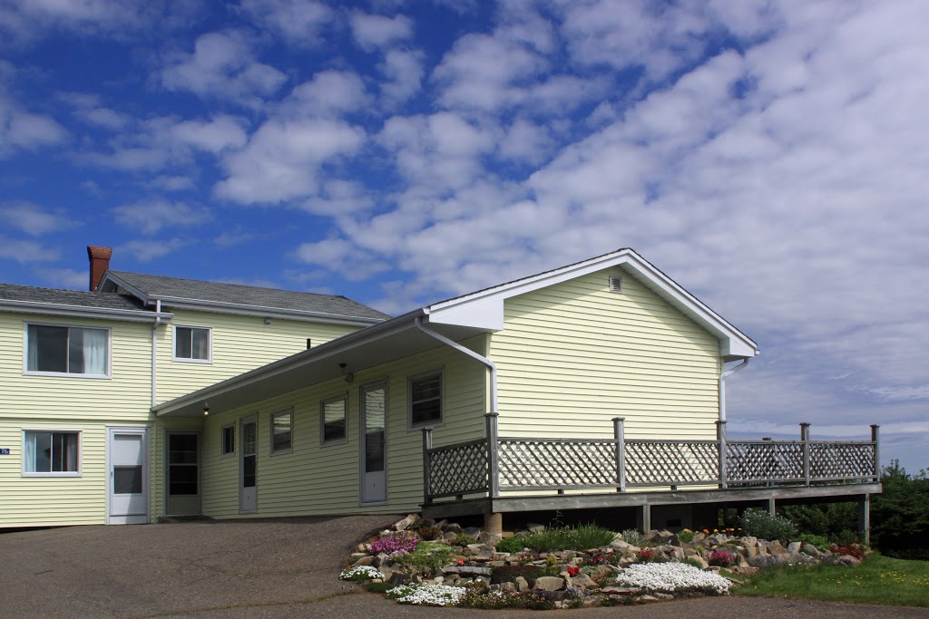 Topmast Motel | 92 Masons Beach Rd, Lunenburg, NS B0J 2C0, Canada | Phone: (902) 634-4661