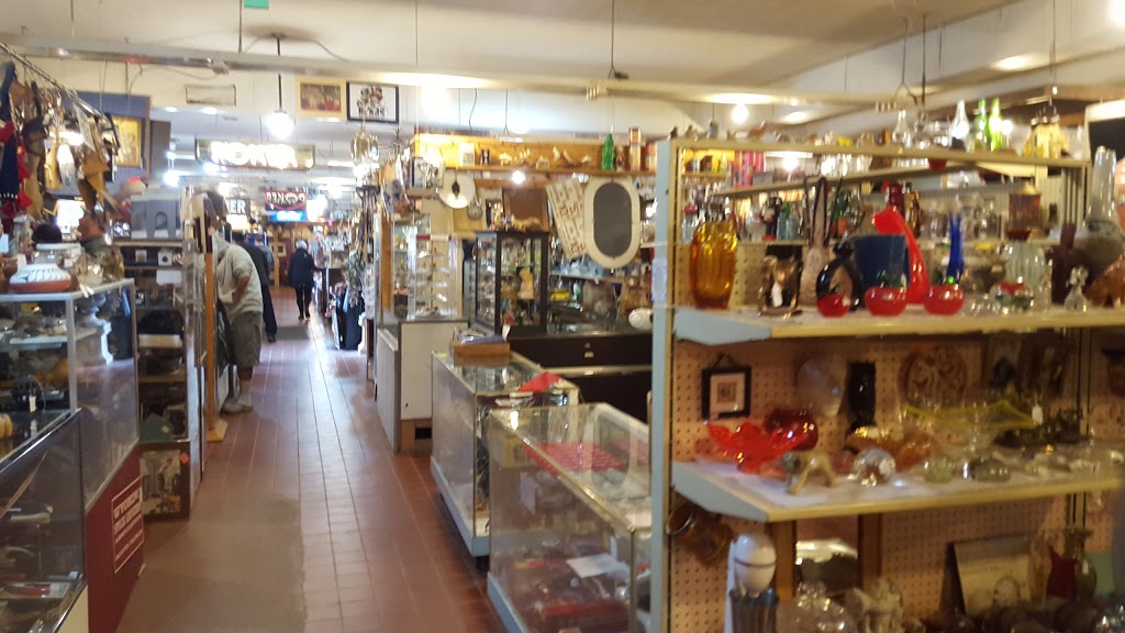 Crossroads Antique Market | 1146 Colborne St E, Brantford, ON N3T 5M1, Canada | Phone: (519) 759-8960