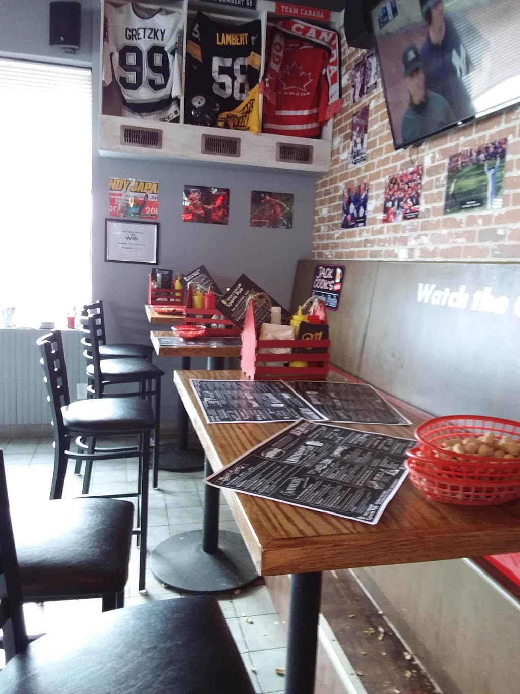 Jack Cooks Wee Sports Pub | 436 Dundas St W, Belleville, ON K8P 1B5, Canada | Phone: (613) 779-7556