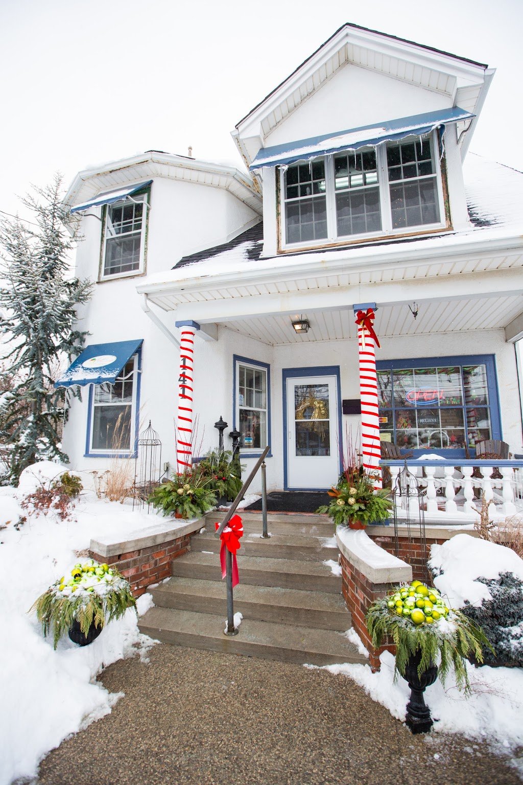 Coles Christmas Cottage | 141 Main St E, Grimsby, ON L3M 1P1, Canada | Phone: (905) 945-2219