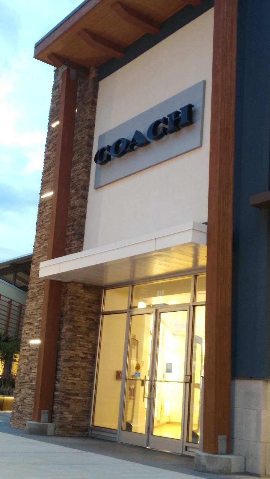 COACH OTTAWA | Tanger Outlets, 8555 Campeau Dr #810, Kanata, ON K2T 1B7, Canada | Phone: (613) 836-6030