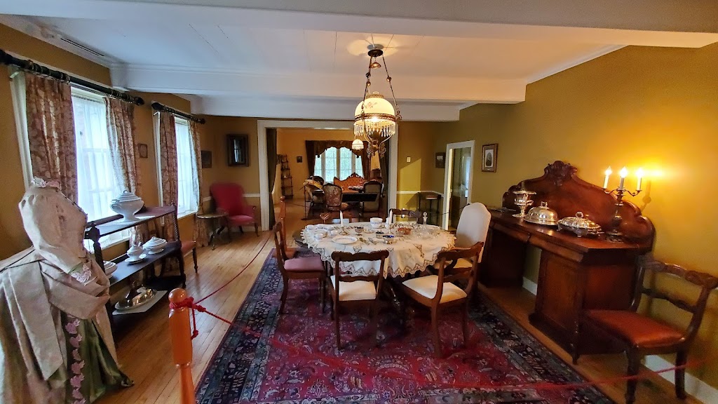 Fraser Manor | 32 Rue Fraser, Rivière-du-Loup, QC G5R 1C2, Canada | Phone: (418) 867-3906