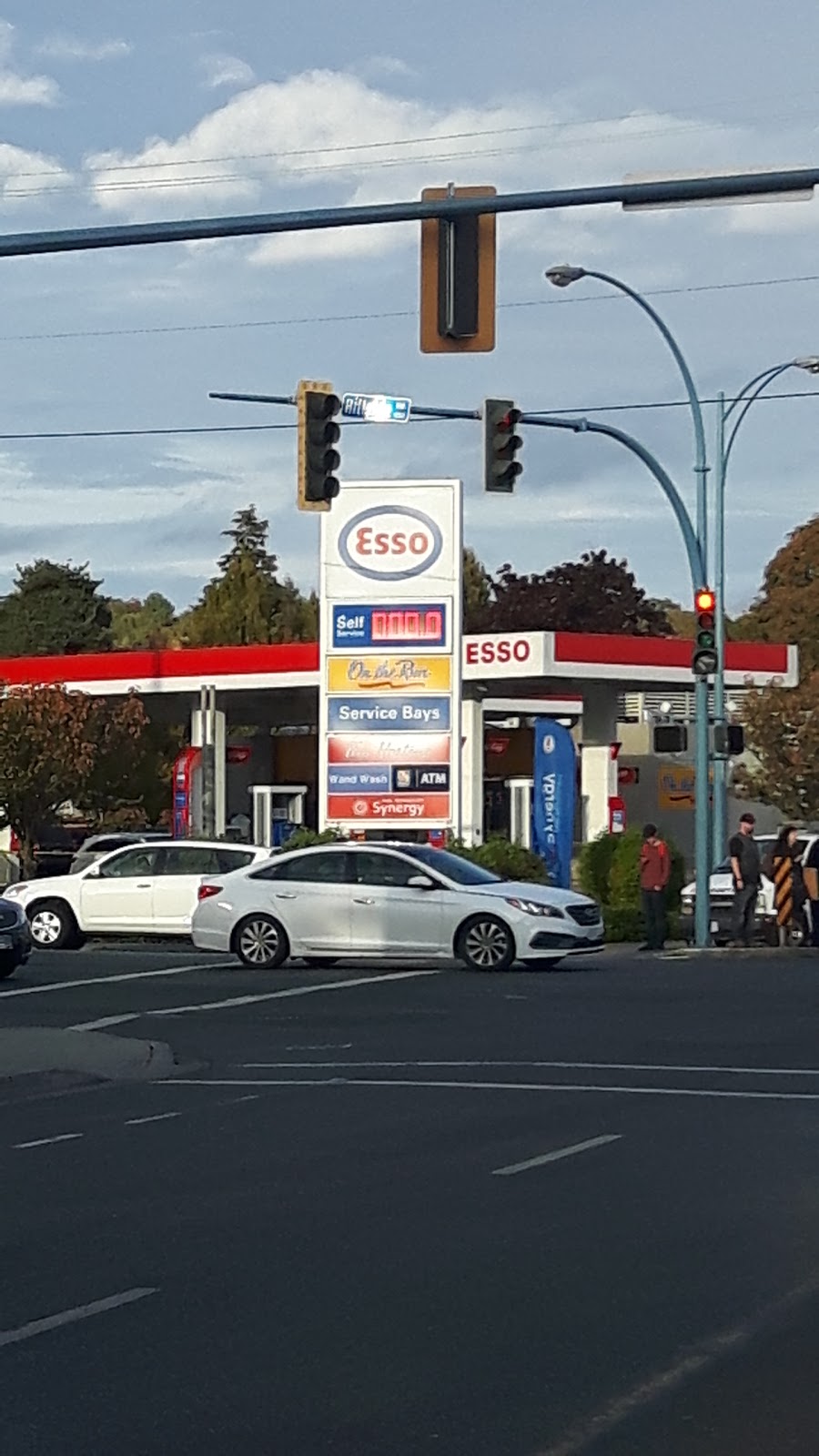 Esso | 1700 Hillside Ave, Victoria, BC V8P 1A1, Canada | Phone: (250) 595-6583