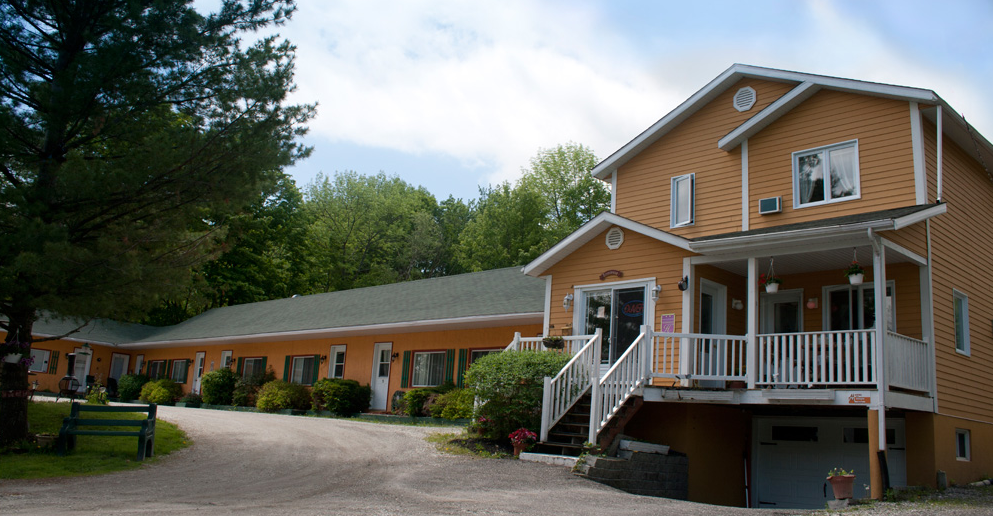 Motel De La Montagne | 1215 Chemin de la Montagne, Orford, QC J1X 6X9, Canada | Phone: (819) 868-4222