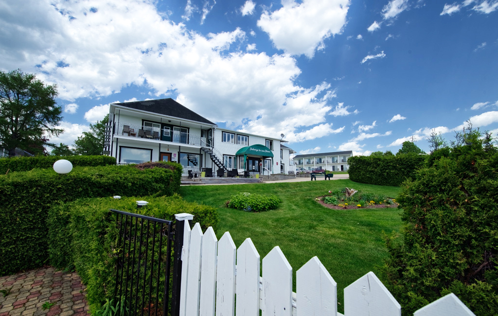 Auberge de nos Aïeux | 2178 Route du Fleuve, Les Éboulements, QC G0A 2M0, Canada | Phone: (418) 635-2405