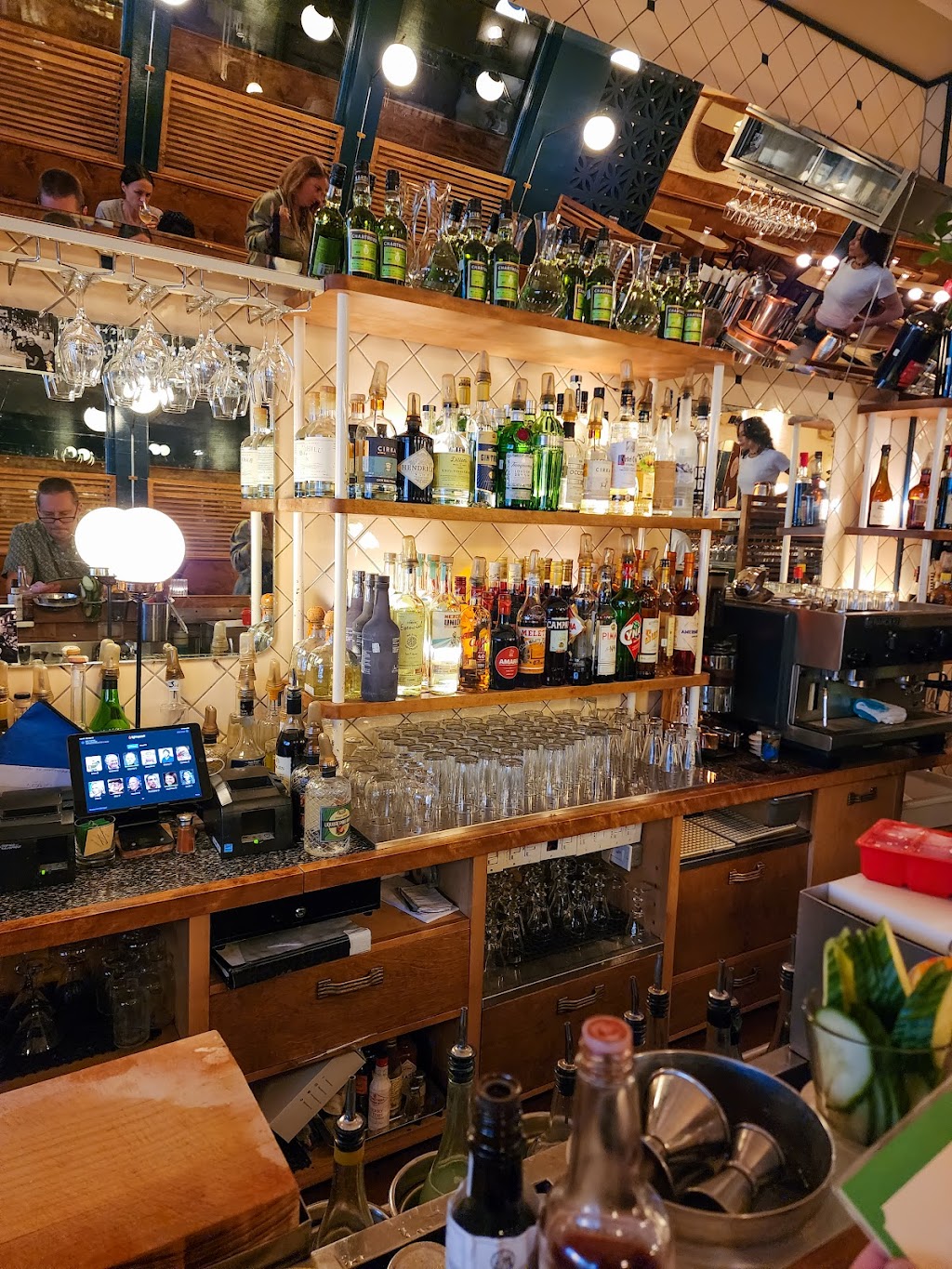 Bar Henrietta | 115 Av. Laurier O, Montréal, QC H2T 2N6, Canada | Phone: (514) 276-4282