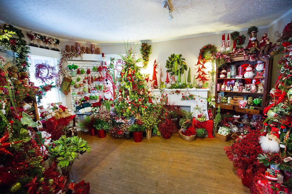 Coles Christmas Cottage | 141 Main St E, Grimsby, ON L3M 1P1, Canada | Phone: (905) 945-2219