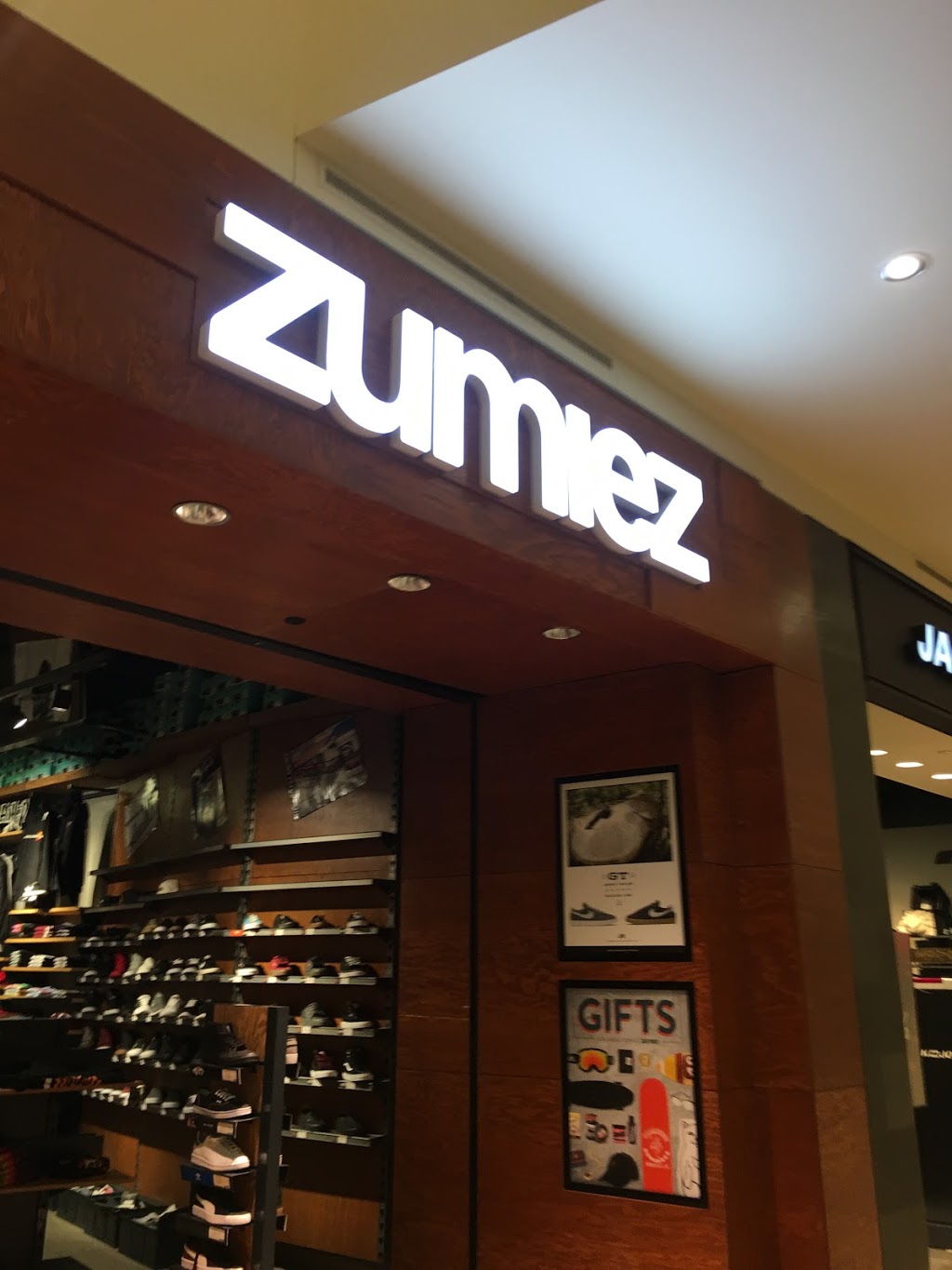 Zumiez | 25 Peel Centre Dr #527, Brampton, ON L6T 3R5, Canada | Phone: (905) 793-9006