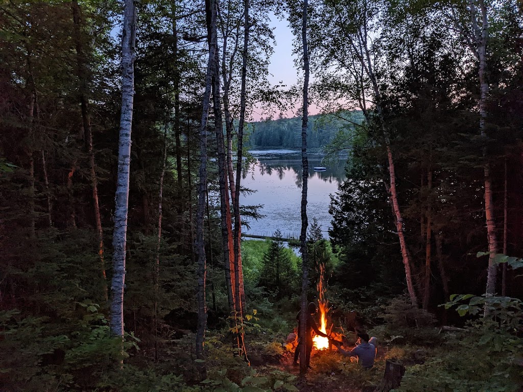 Lièvre Rouge - Refuge en forêt - Cabine - Log Cabins | 158 Chem. des 5 et 6 Rang, Lac-Saguay, QC J0W 1L0, Canada | Phone: (819) 921-0354