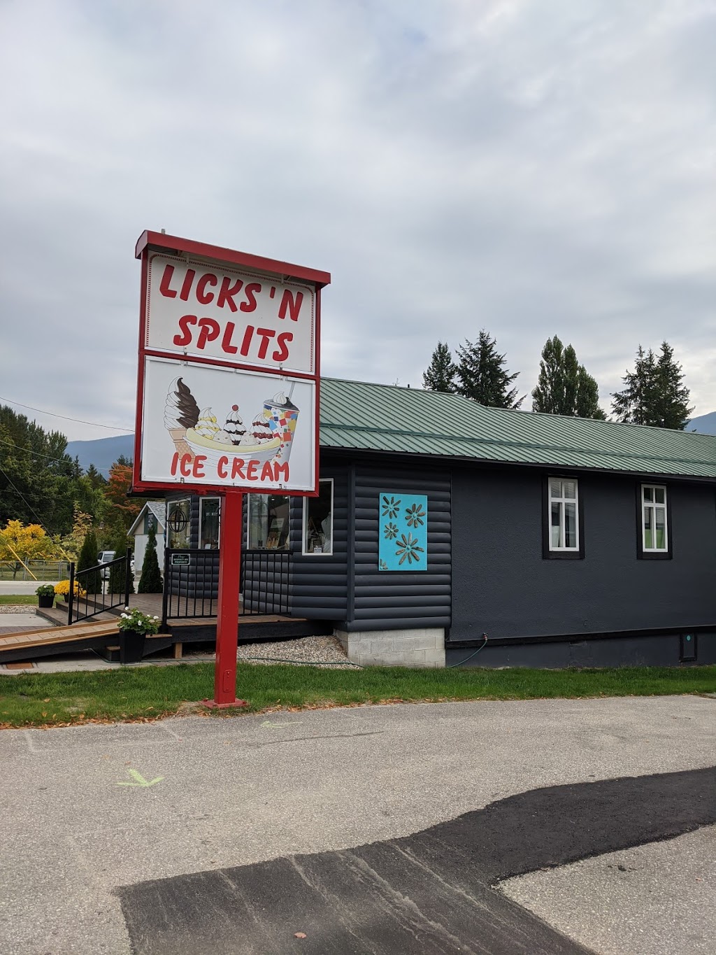 Licks n Splits Ice Cream | 325 Main St, Sicamous, BC V0E 2V1, Canada | Phone: (250) 836-0129