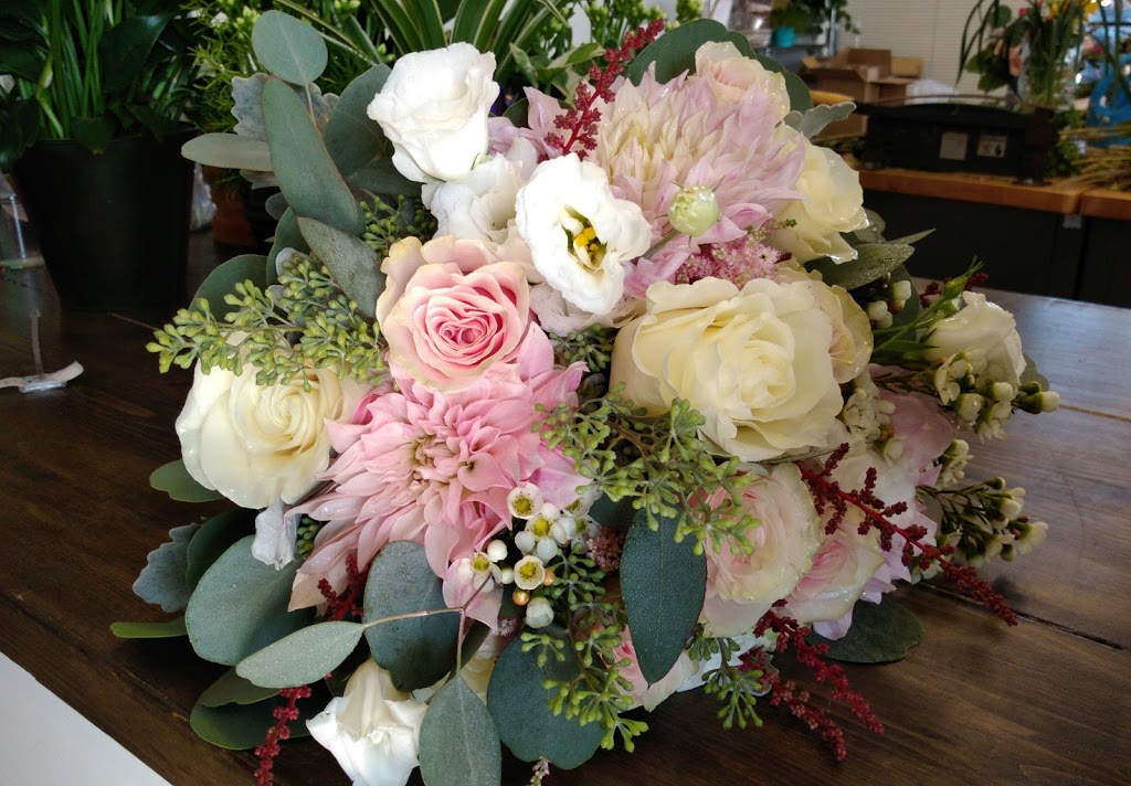 Quinn and Kims Flowers | 402 Central, Elizabeth St W Box 280, Warman, SK S0K 4S0, Canada | Phone: (306) 956-0601