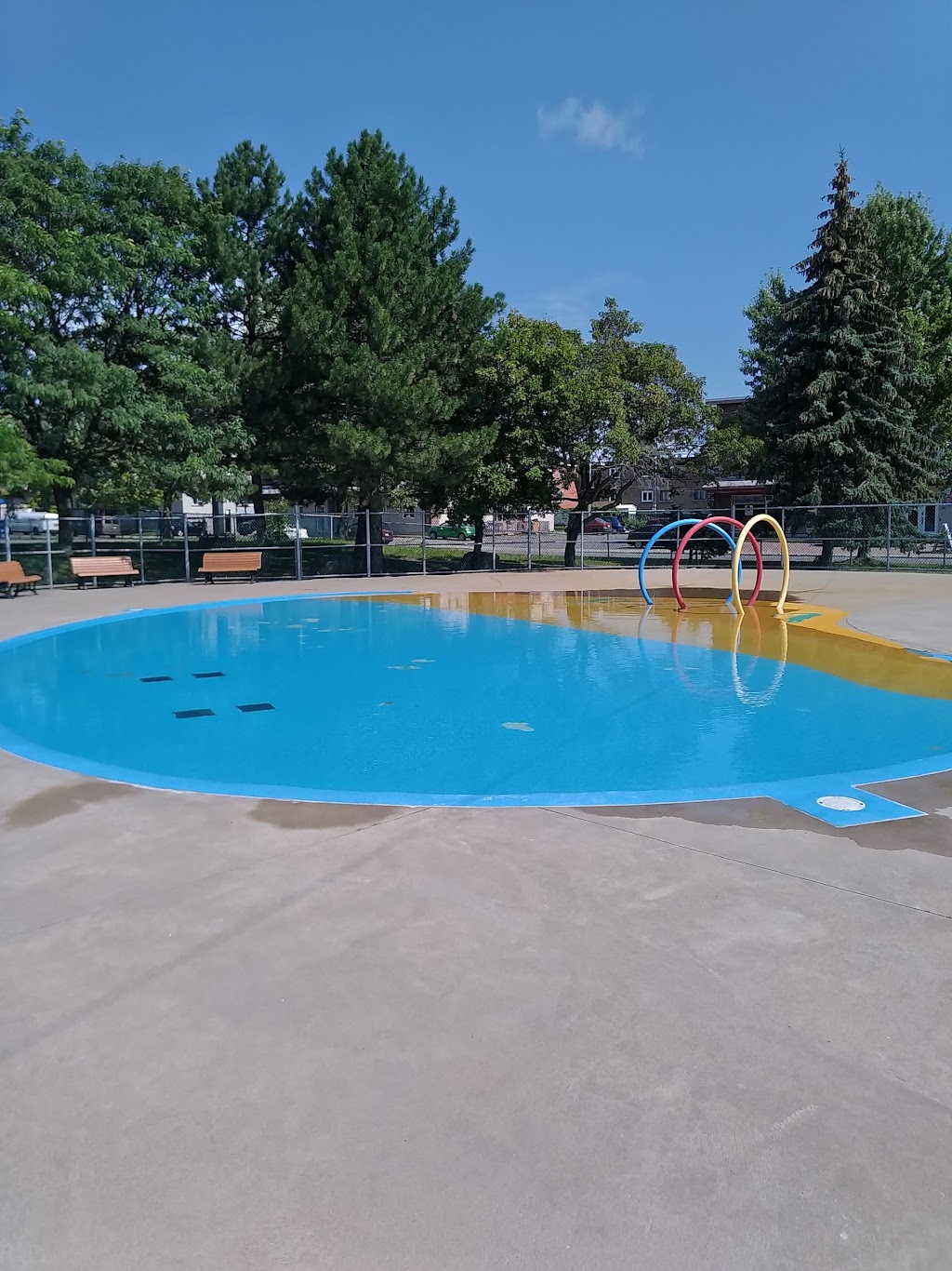 Piscine Saint-Claude | 99 7e Rue, Laval, QC H7N 2C8, Canada | Phone: (450) 662-5054