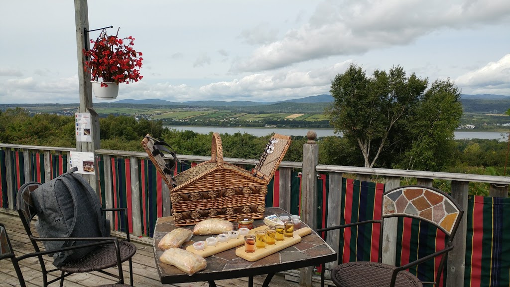 Ferme du Pot au Beurre | 1997 Chemin Royal, Saint-Pierre, QC G0A 4E0, Canada | Phone: (418) 563-3639