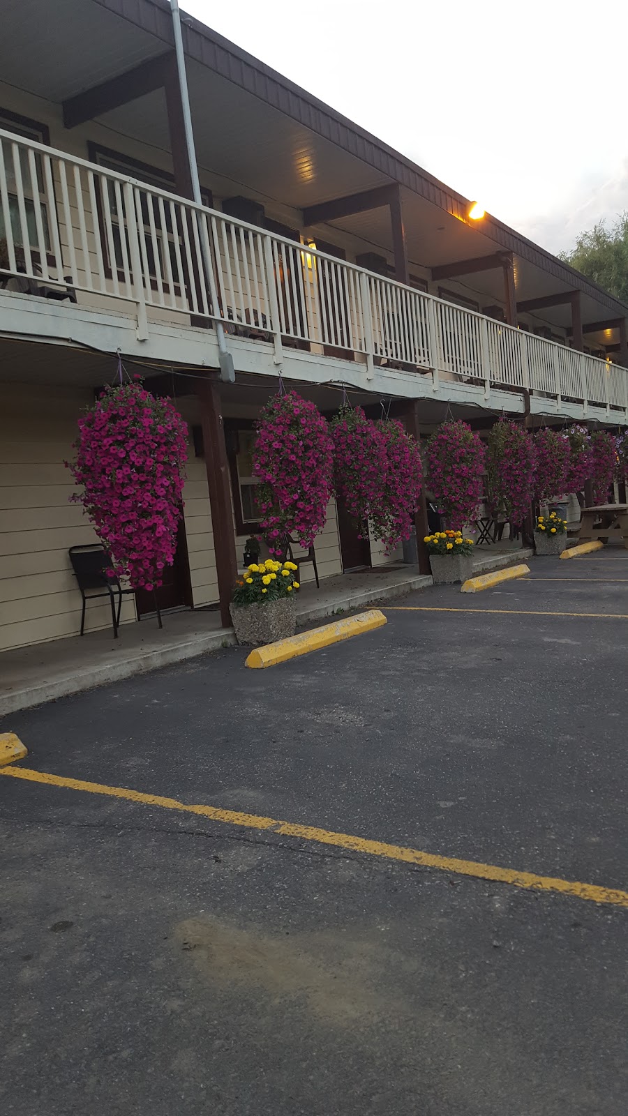 Twin Creeks Motel | 1643 Vernon St, Lumby, BC V0E 2G0, Canada | Phone: (250) 547-9221