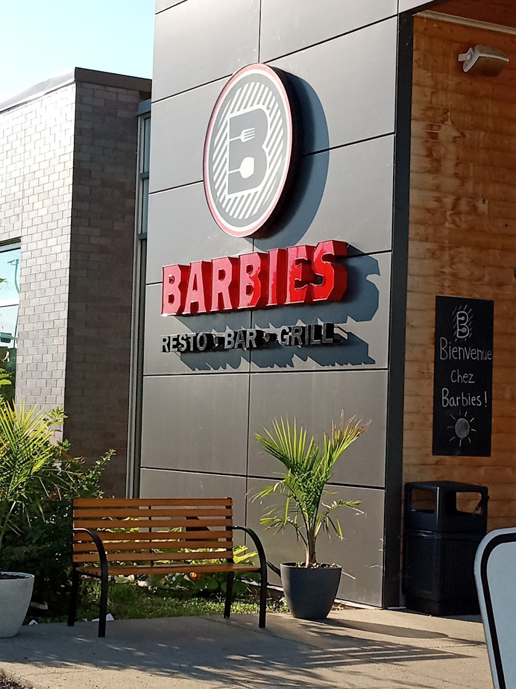 Barbies Resto Bar Grill | 70 Rue Émile-Despins, Charlemagne, QC J5Z 3L6, Canada | Phone: (450) 581-1414