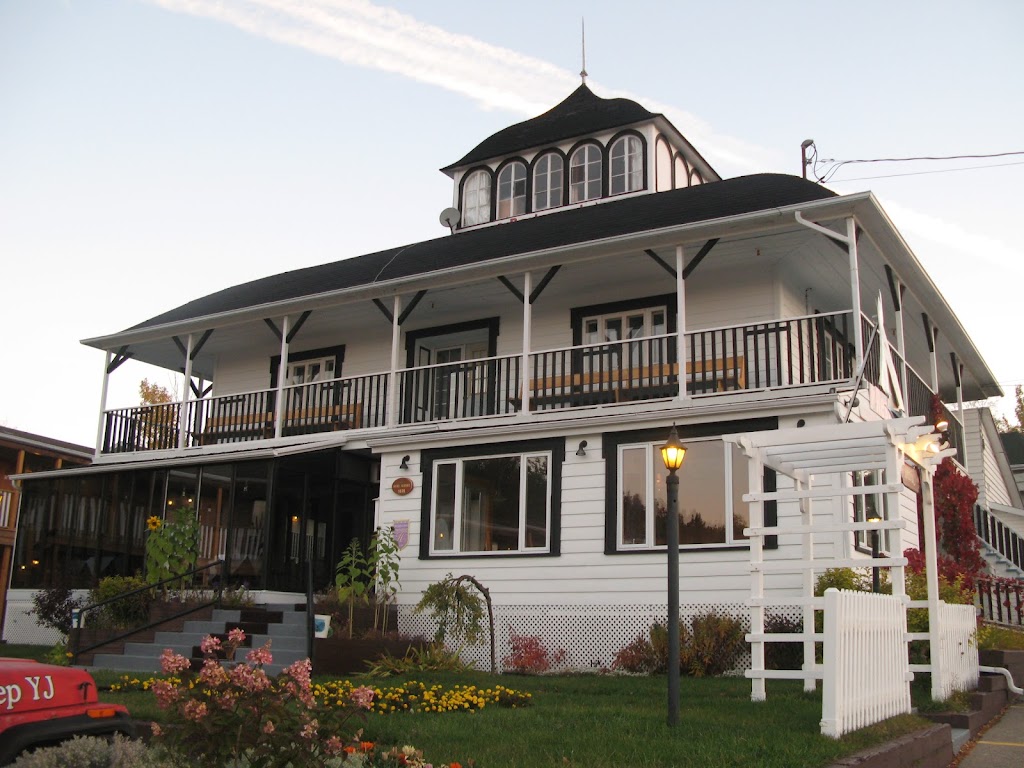 Hotel Motel Georges | 135 Rue du Bateau Passeur, Tadoussac, QC G0T 2A0, Canada | Phone: (418) 235-4393