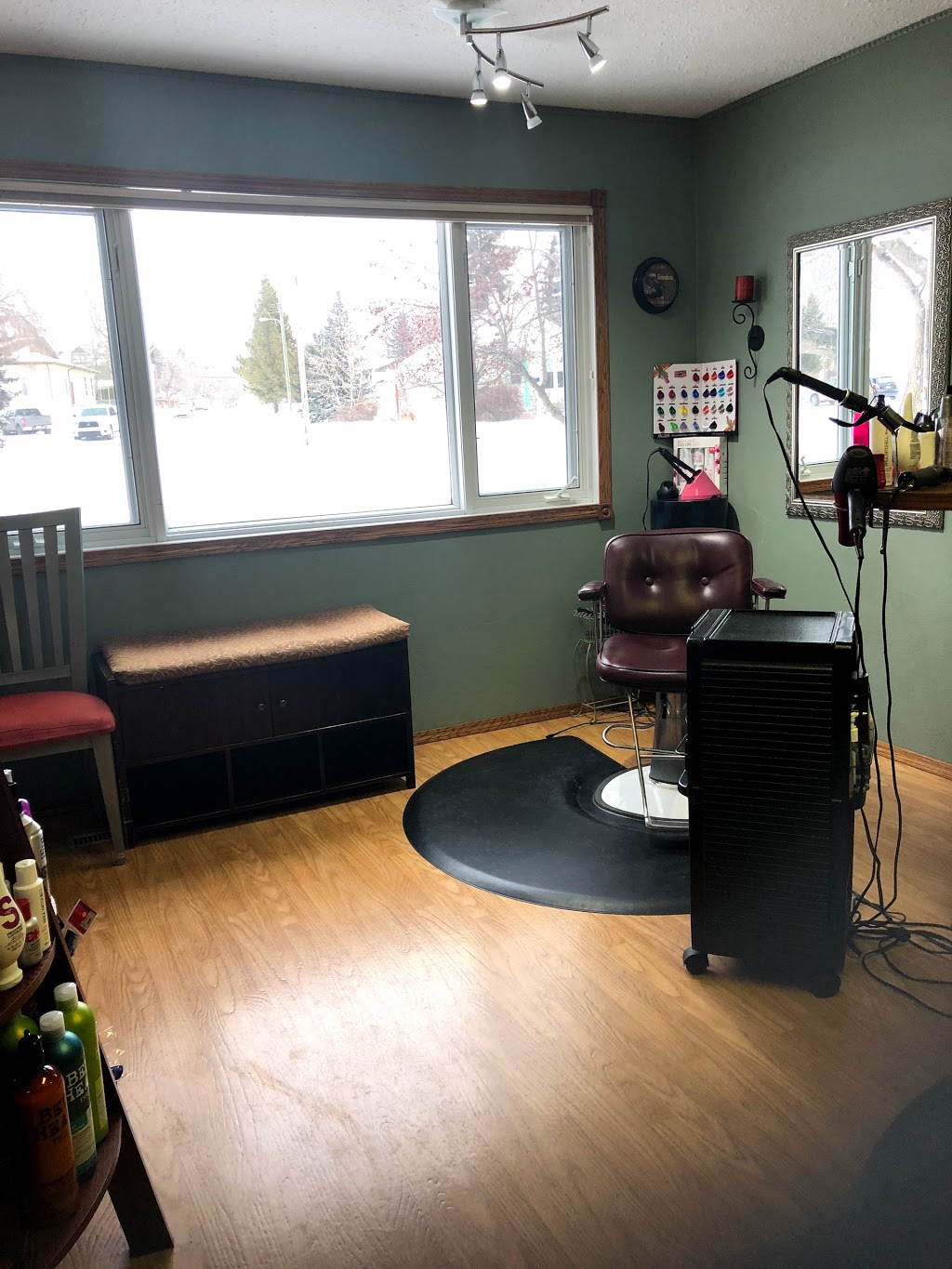 Victoria’s Hair & Tanning | 201 3 Ave S, Three Hills, AB T0M 2A0, Canada | Phone: (403) 443-2722