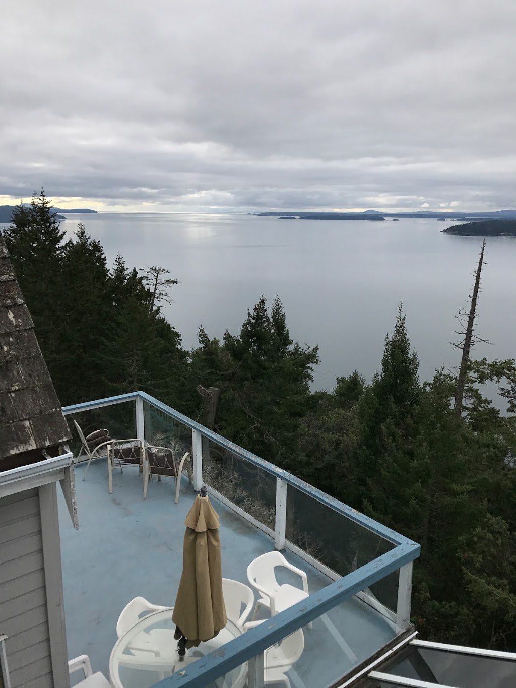 Whale Pod Chalet at Oaks Buff | North Pender Island, Southern Gulf Islands, BC V0N 2M2, Canada | Phone: (866) 228-4397