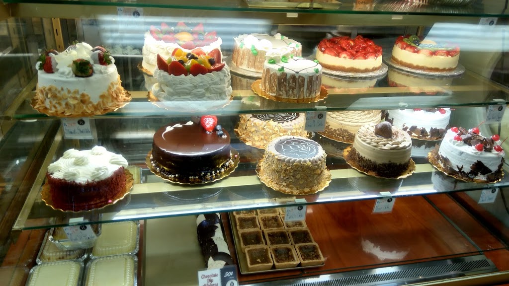 R Bakery | 2588 Finch Ave W, North York, ON M9M 2G3, Canada | Phone: (416) 749-2220