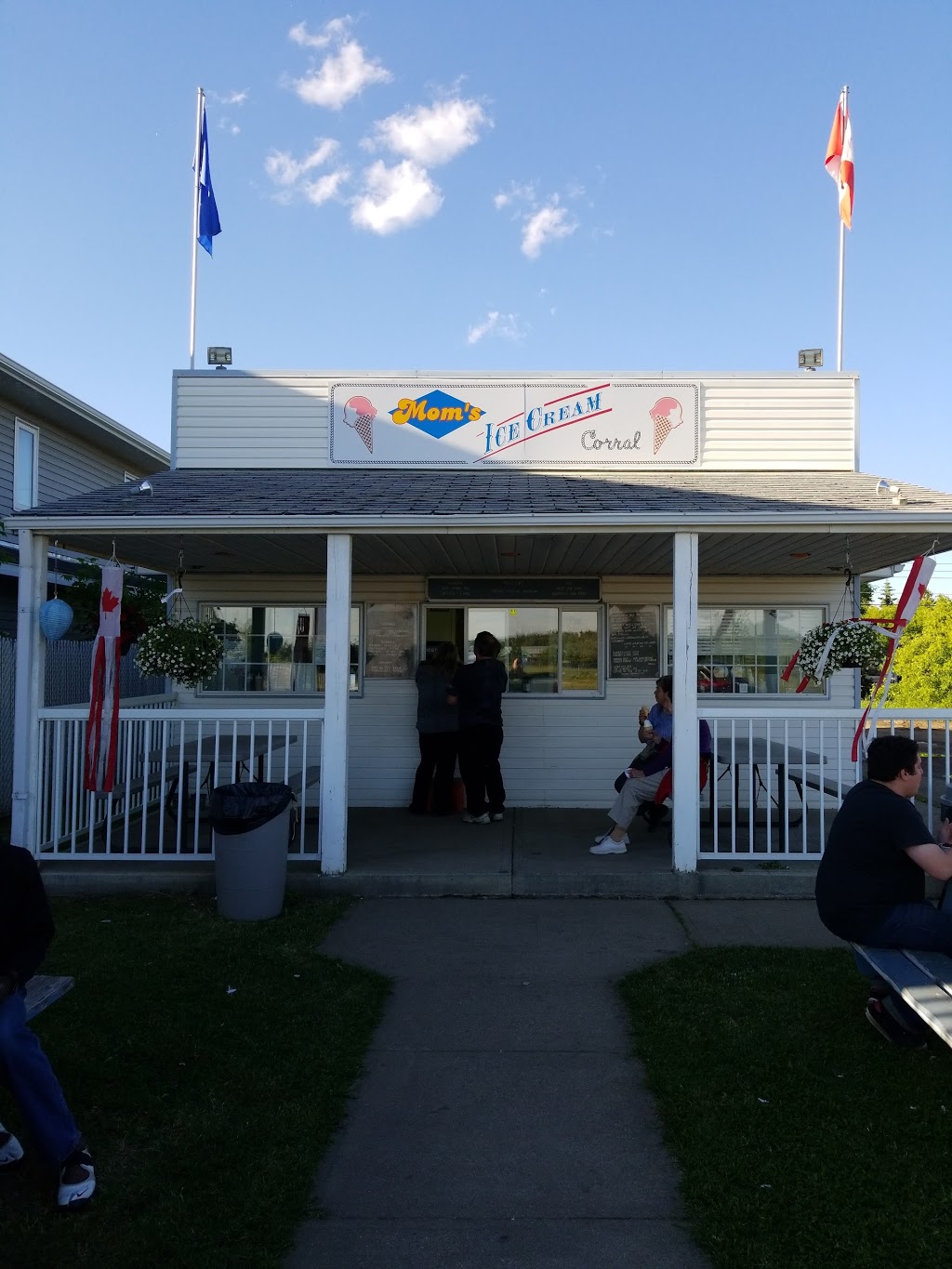 Moms Ice Cream Corral | 4820 51 Ave, Tofield, AB T0B 4J0, Canada | Phone: (780) 662-4822