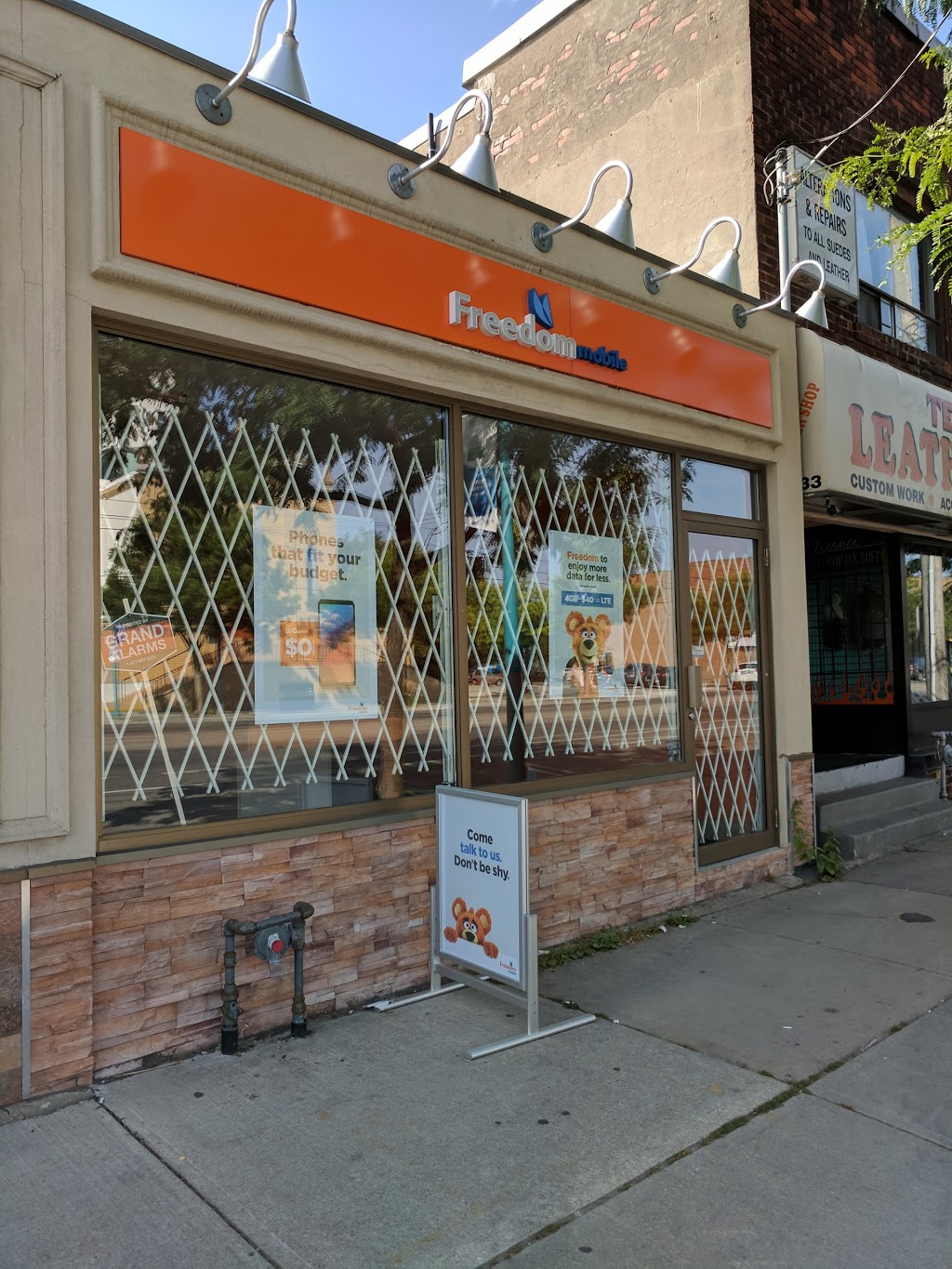 Freedom Mobile | 3331 Lake Shore Blvd W, Etobicoke, ON M9B 3Y8, Canada | Phone: (647) 574-0640