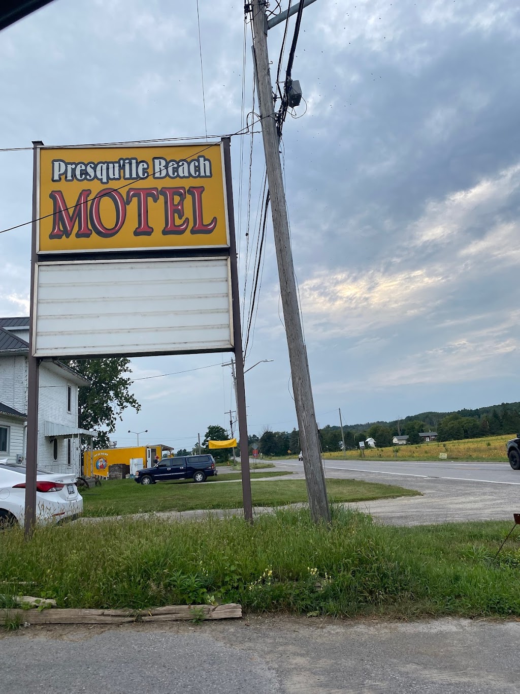 PresquIle Beach Motel | 243 Main St, Brighton, ON K0K 1H0, Canada | Phone: (877) 769-6153