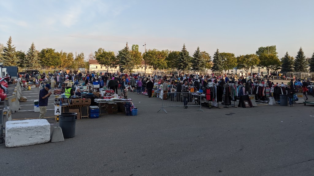 Marché aux puces de Québec | 250, Boulevard Wilfrid-Hamel Stationnement P3 Coin Soumande et, Av. du Colisée, Québec, QC G1L 5A7, Canada | Phone: (581) 745-4972