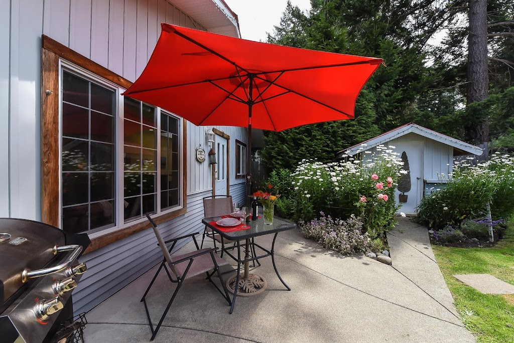 Redroof Inn Cottage | 1157 Lazo Rd, Comox, BC V9M 3W3, Canada | Phone: (250) 792-1042