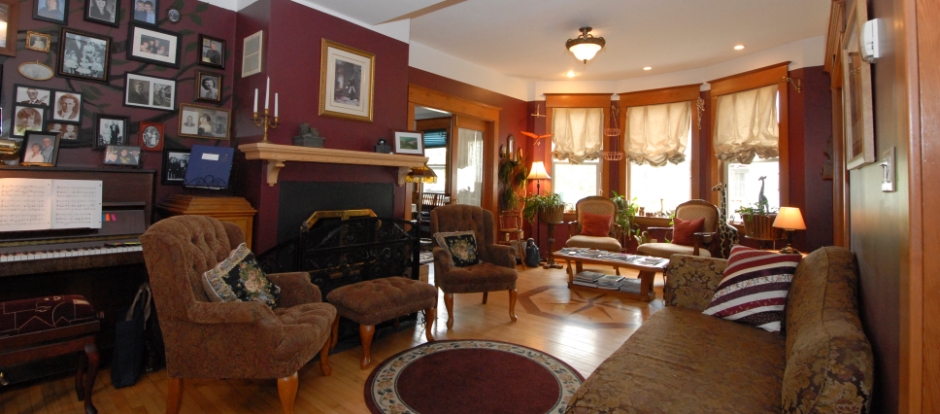 Phoenix House B&B | 5914 50a Ave, Stettler, AB T0C 2L2, Canada | Phone: (403) 742-3602