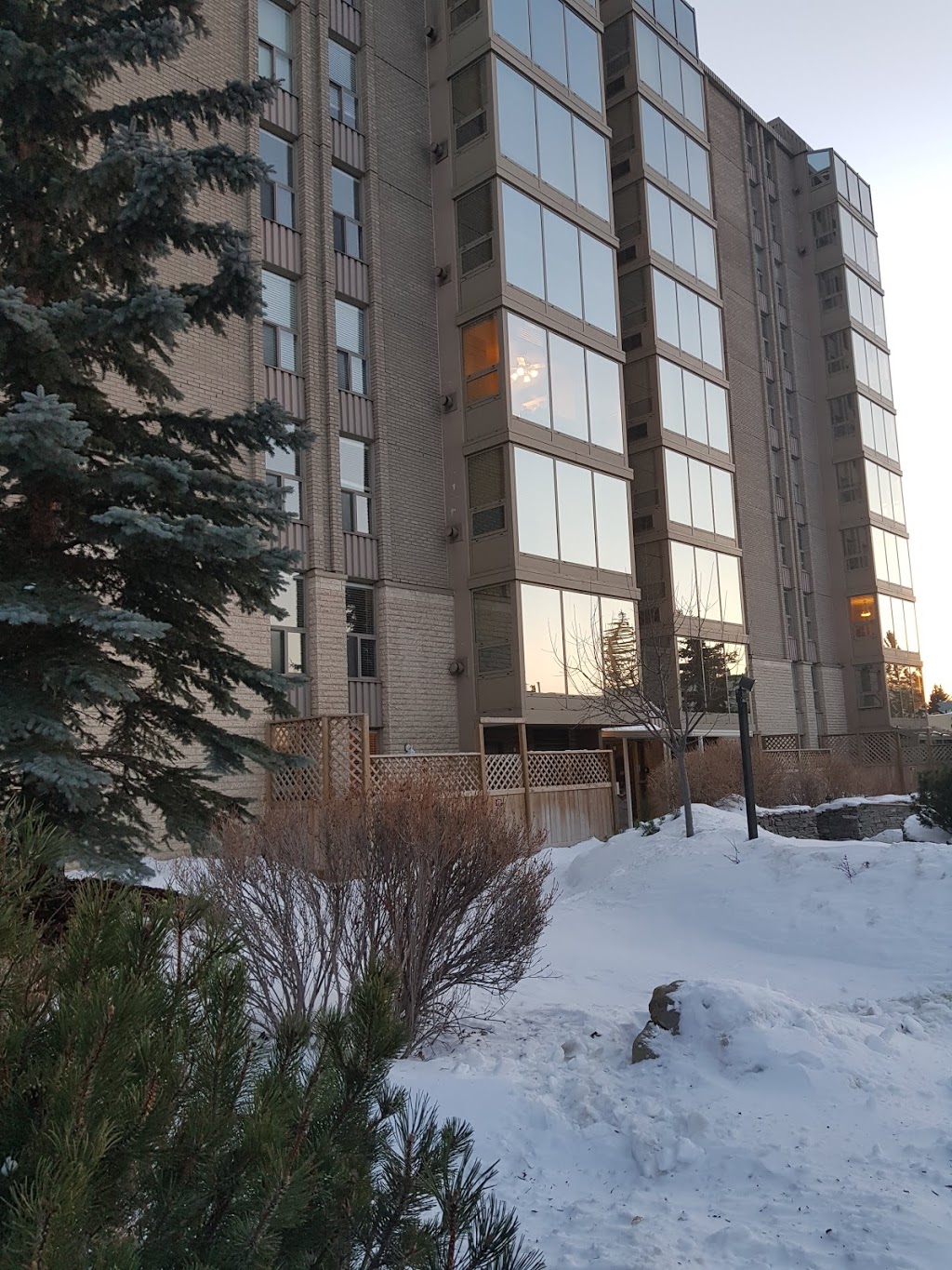 Varsity Square Apartments | 4515 Varsity Dr NW, Calgary, AB T3A 0Z8, Canada | Phone: (800) 310-9255