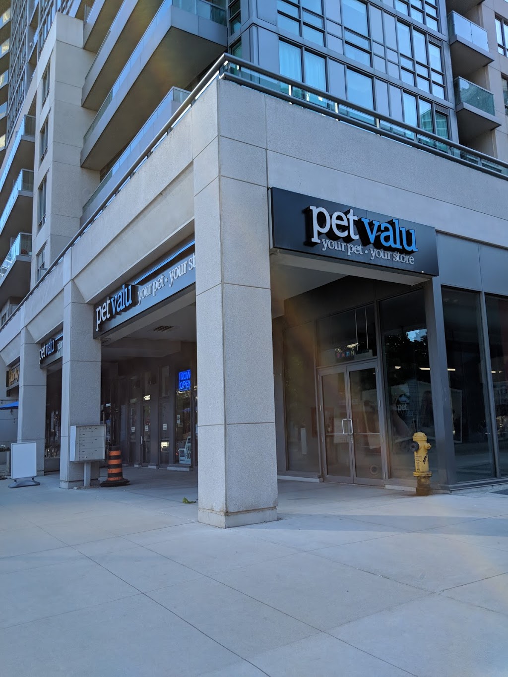 Pet Valu | 11 Lower Simcoe St, Toronto, ON M5J 3A1, Canada | Phone: (647) 350-6738