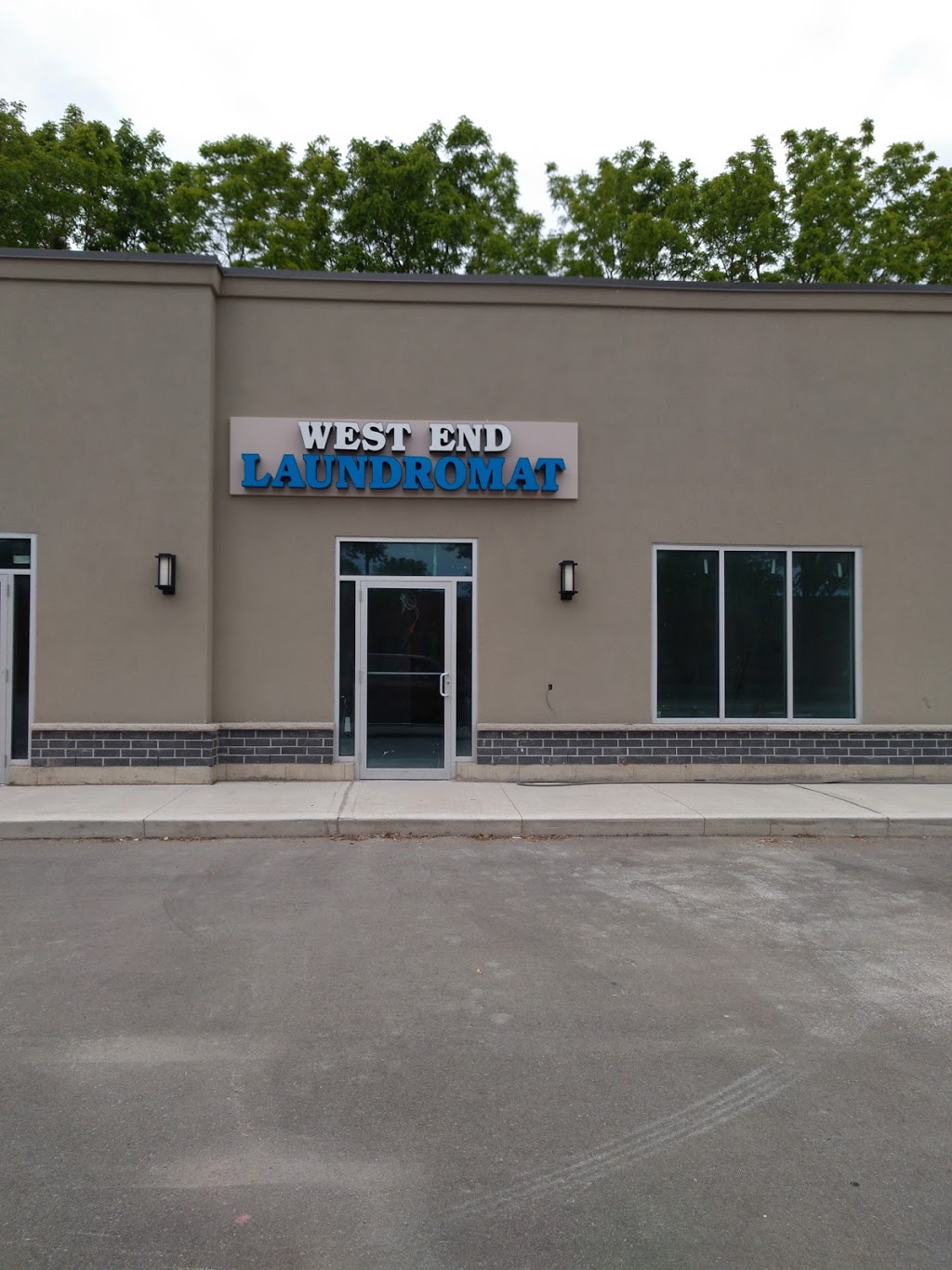 West End Laundromat | 300 Main St Unit 3, Woodstock, ON N4S 1T3, Canada | Phone: (519) 536-1385