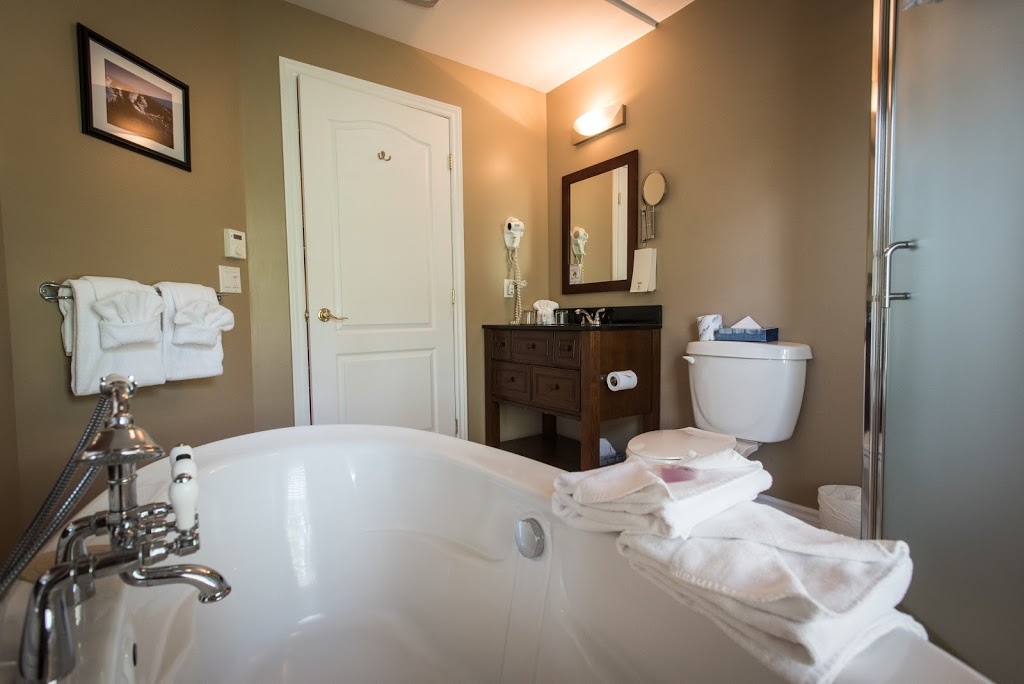 Hotel St-Sauveur | 570 Chemin des Frênes, Piedmont, QC J0R 1K0, Canada | Phone: (450) 227-1800