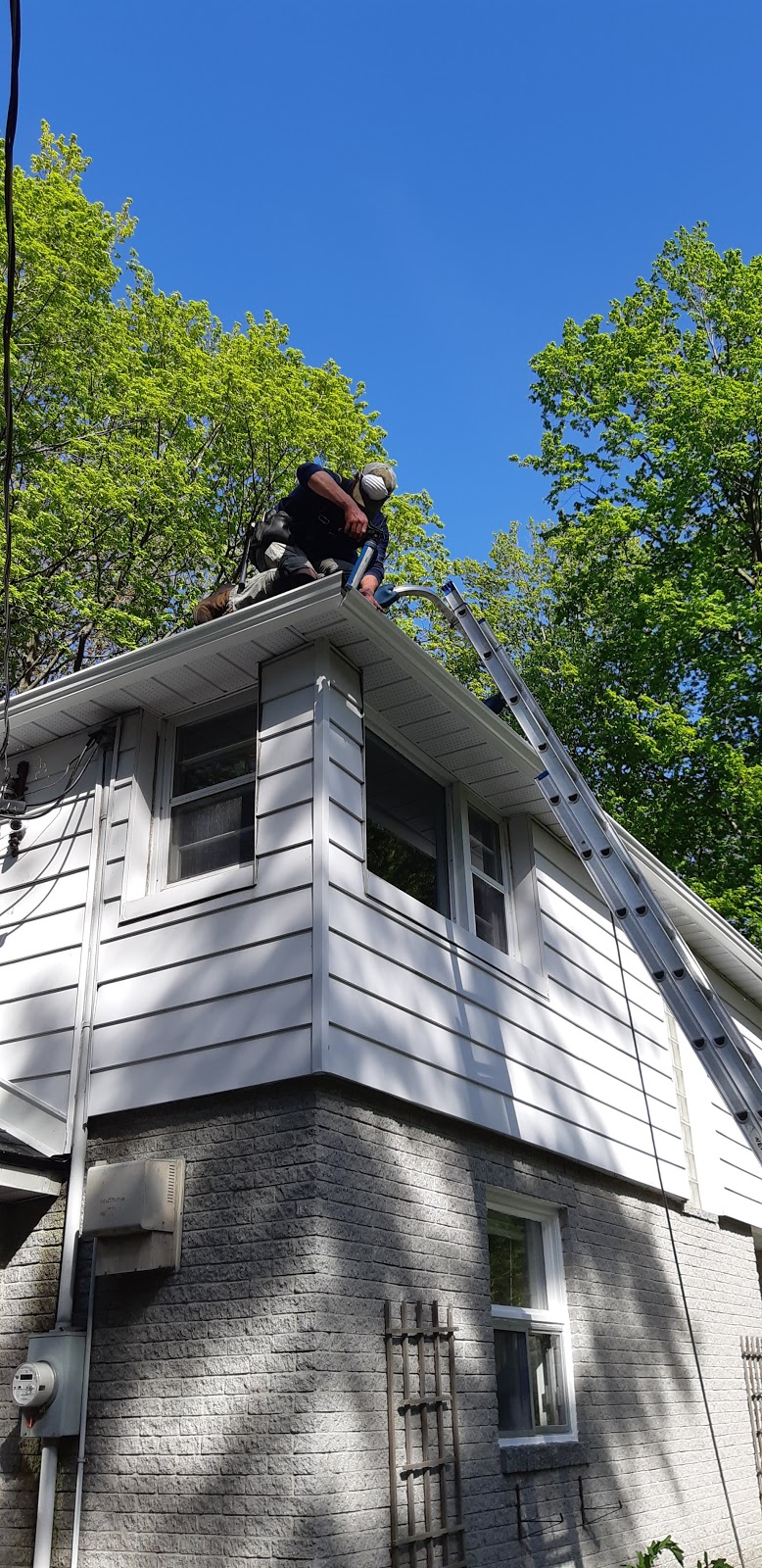 Gutters Gouttieres West Island Eavestroughs | 5713 Chemin St François, Saint-Laurent, QC H4S 1W6, Canada | Phone: (514) 694-9480