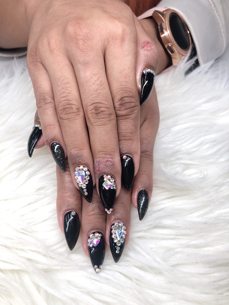 Rainbow nails spa Ltd | 2525 Woodview Dr SW, Calgary, AB T2W 4N4, Canada | Phone: (403) 281-8874