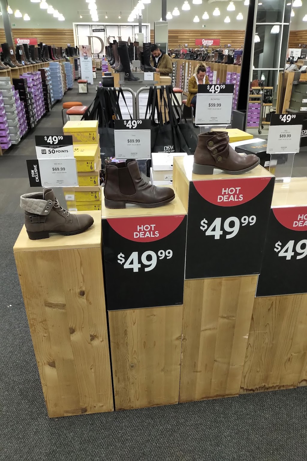 DSW Designer Shoe Warehouse | 17890 Yonge St, Newmarket, ON L3Y 8S1, Canada | Phone: (905) 952-2121