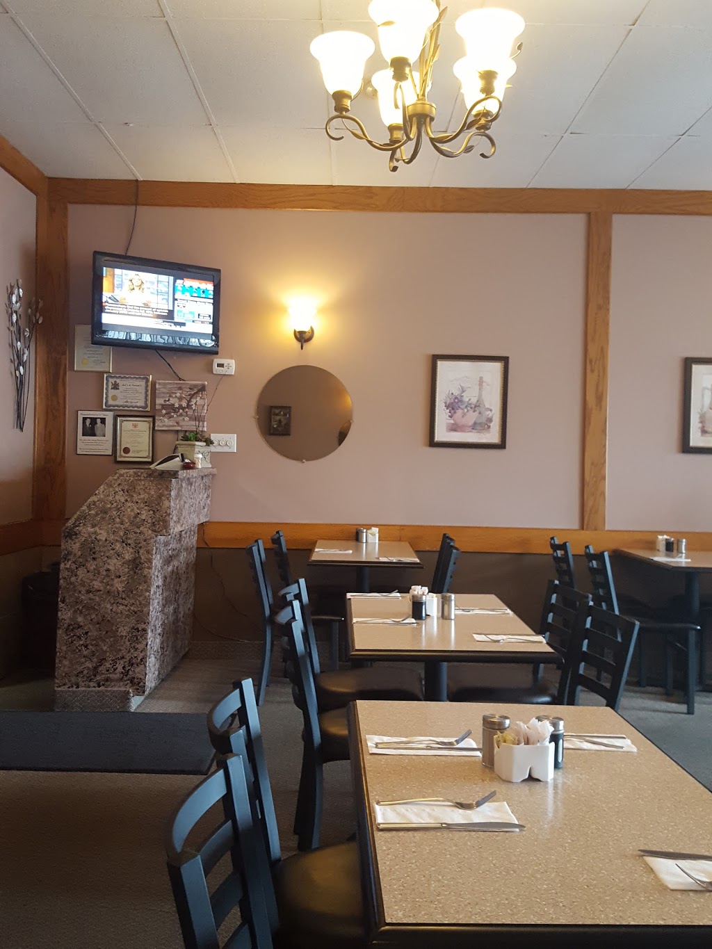 Ace Family Restaurant/Lounge | 1120 Fennell Ave E, Hamilton, ON L8T 1S5, Canada | Phone: (905) 385-1924