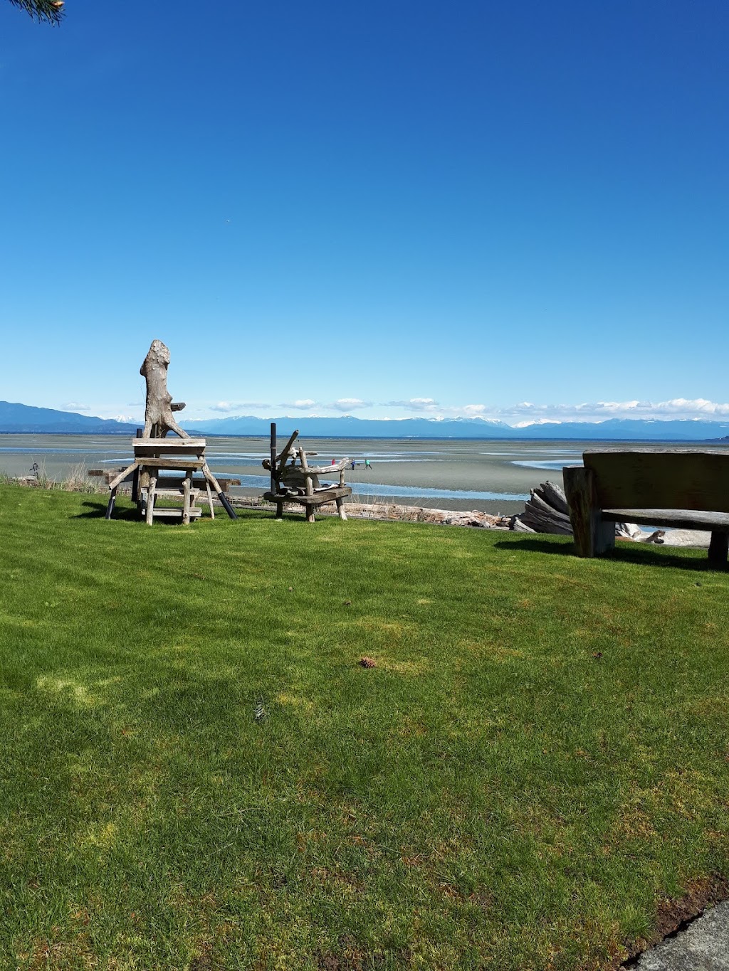 Pacific Tide Beach House | 1095 Tanglewood Pl, Parksville, BC V9P 2E2, Canada | Phone: (778) 861-0333