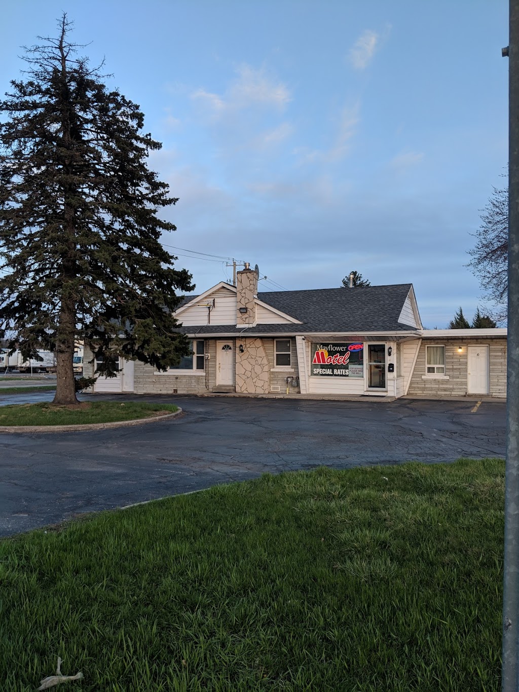 Mayflower Motel | 1189 Victoria St N, Kitchener, ON N2B 3A1, Canada | Phone: (519) 745-6482