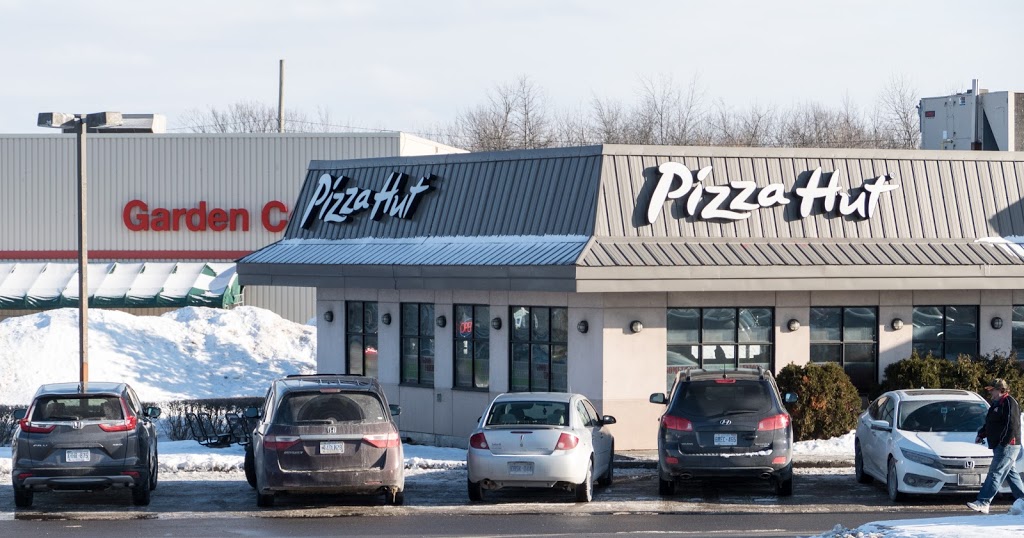 Pizza Hut | 107 Lombard St, Smiths Falls, ON K7A 5B8, Canada | Phone: (613) 284-1010