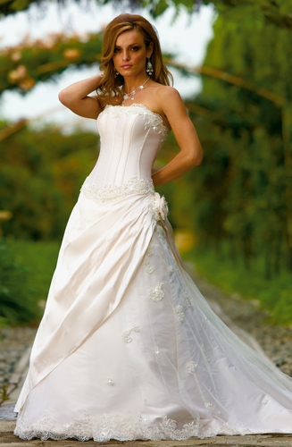 GJ Mariage - Robes & Accessoires | 81 Qc-116 Est, Warwick, QC J0A 1M0, Canada | Phone: (819) 806-6454