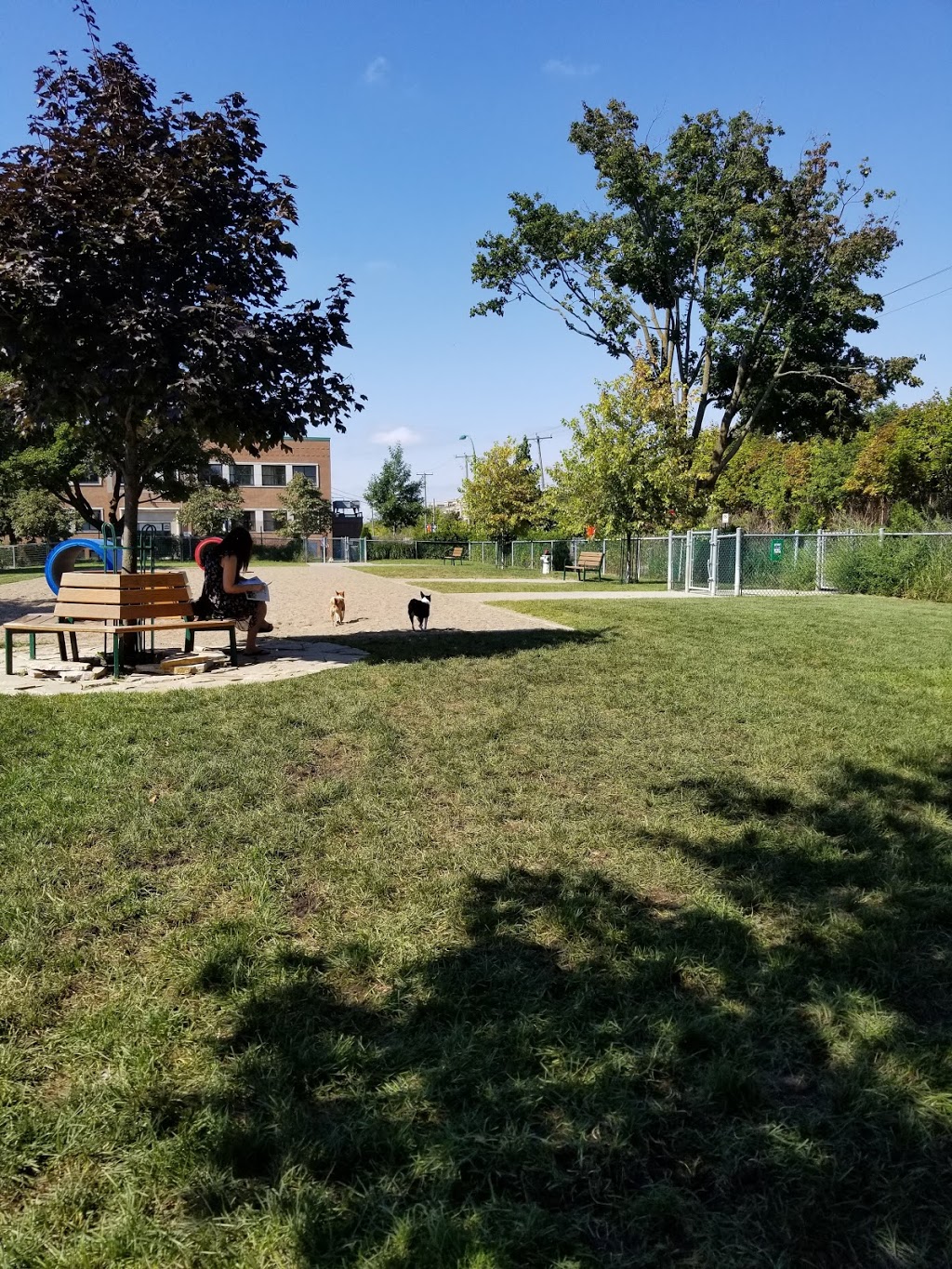 Parc canin de Ville Mont-Royal | 31b Dunkirk Rd, Montreal, QC H3R 2B7, Canada | Phone: (514) 734-2900