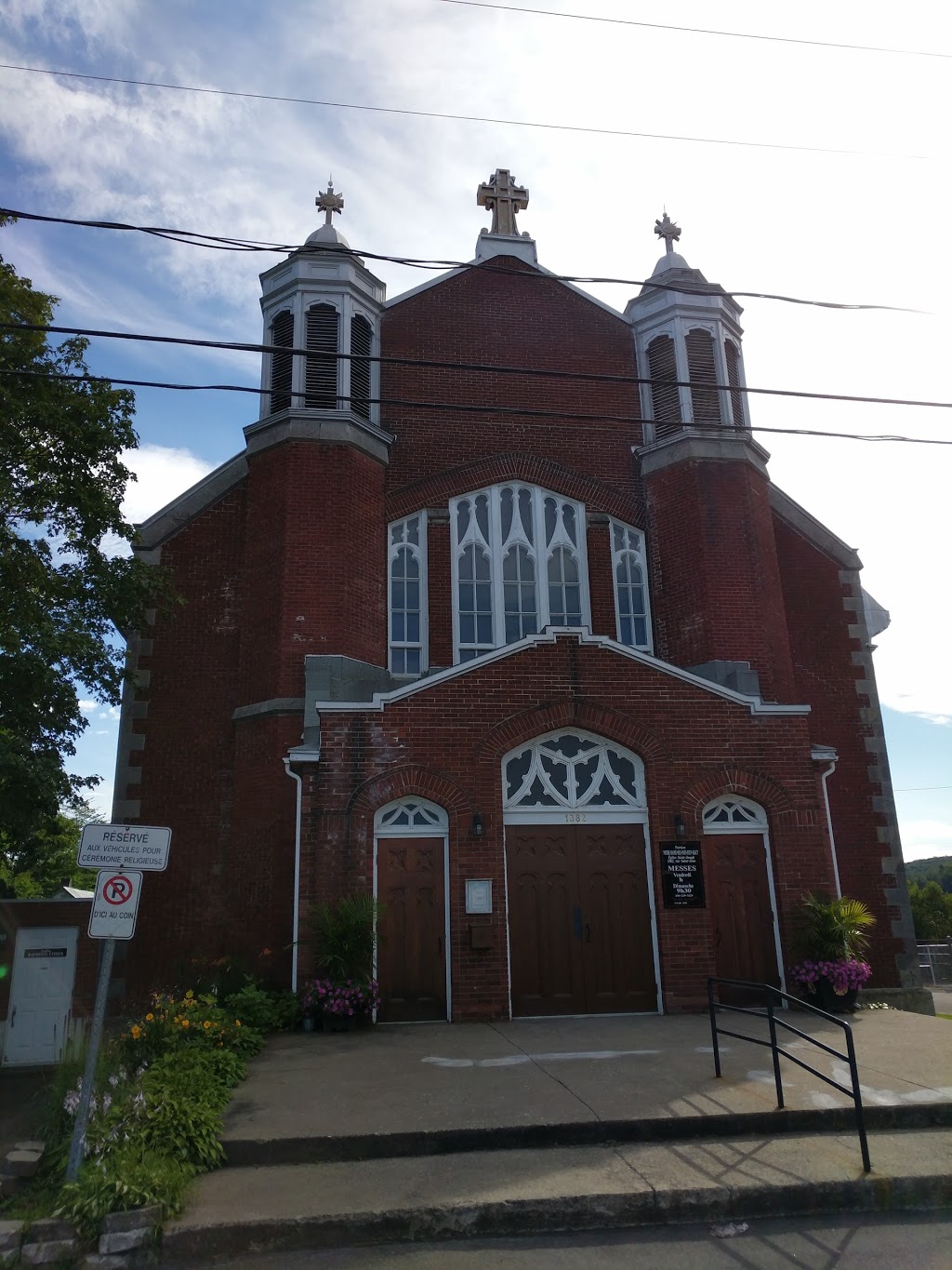 Église Saint-Joseph (Paroisse Notre-Dame-des-Pays-den-Haut) | 2980 Rue Lafontaine, Sainte-Adèle, QC J8B 1G1, Canada | Phone: (450) 229-3429