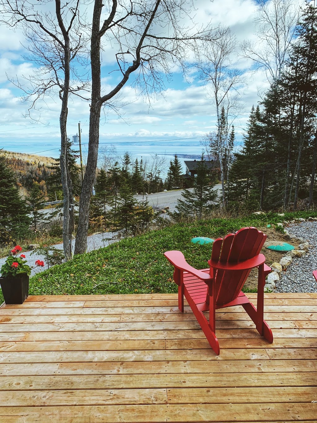 Chalet de la Petite Ourse | 61 Rue de la Corniche, Les Éboulements, QC G0A 2M0, Canada | Phone: (514) 975-1585