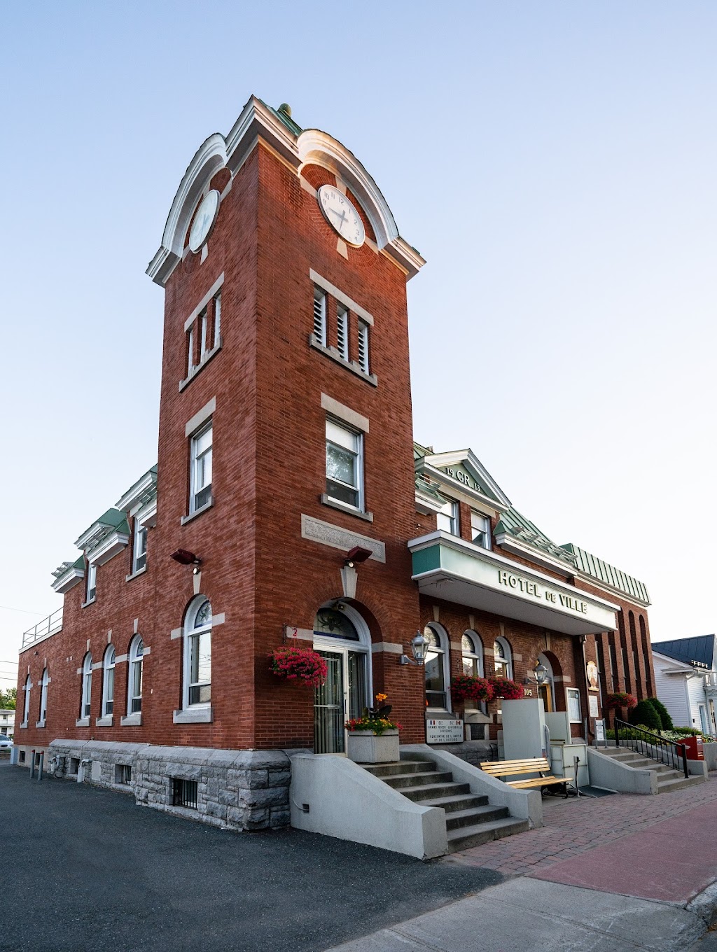 Louiseville Hotel De Ville Adm | 105 Avenue St Laurent, Louiseville, QC J5V 1J6, Canada | Phone: (819) 228-9437