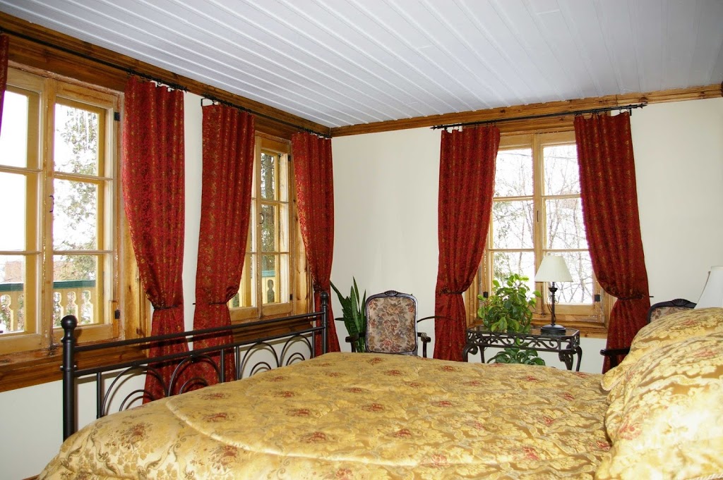 Auberge du maître forgeron | 10183 Ave Royale, Sainte-Anne-de-Beaupré, QC G0A 3C0, Canada | Phone: (418) 934-8574