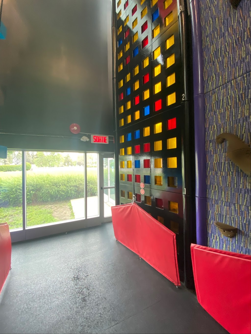 Escalade Clip n Climb Laval | 2929 Boulevard Saint-Martin O, Laval, QC H7T 2Y8, Canada | Phone: (450) 934-9493