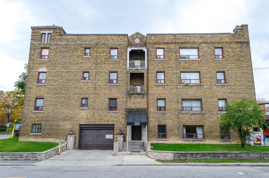 1660 Bathurst Street Apartments | 1660 Bathurst St, York, ON M5P 3K1, Canada | Phone: (416) 906-0735